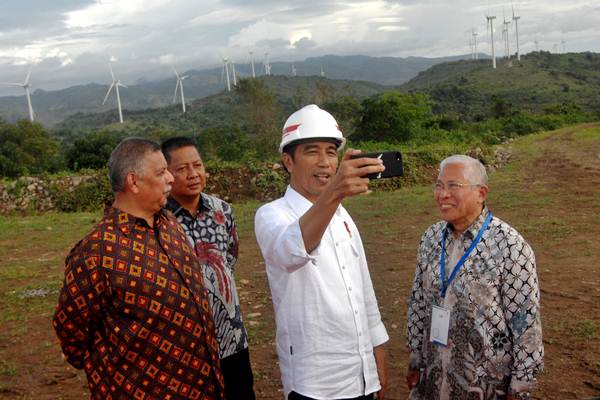 Presiden Joko Widodo (kedua kanan) membuat video vlog didampingi Dirut PLN Sofyan Basyir (kiri), Presdir PT Binatek Energi Terbarukan Erwin Yahya (kanan) dan Bupati Sidrap Rusdi Masse (kedua kiri) saat peresmian Pembangkit Listirk Tenaga Bayu (PLTB) di Desa Mattirotasi, Kabupaten Sidrap, Sulawesi Selatan, Senin (2/7/2018)./ANTARA FOTO - Abriawan Abhe