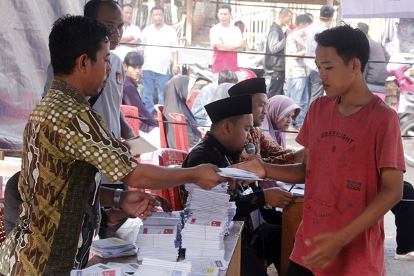 Warga mengambil kertas suara saat pemungutan suara ulang (PSU) Pemilu 2019 di TPS 024, Ciloang, Serang, Banten, Minggu (21/4/2019). Menurut keterangan Komisioner KPU Banten, Eka Satyalaksmana pihaknya melangsungkan PSU di 10 TPS di Banten akibat terjadi penyimpangan antara lain adanya pemilih yang mencoblos dari luar daerah tanpa membawa formulir A5 dan melakukan pemungutan suara sebelum waktu yang ditentukan./ANTARA FOTO/Weli Ayu Rejeki - af