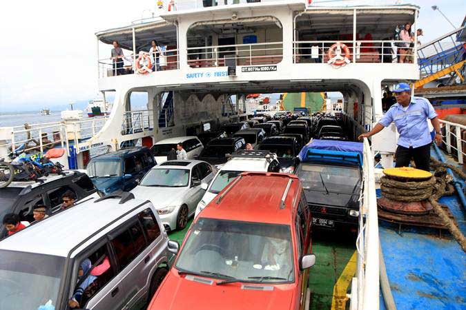 Kendaraan berada di atas kapal di Pelabuhan Ketapang, Banyuwangi, Jawa Timur, Rabu (6/3/2019). - ANTARA/Budi Candra Setya