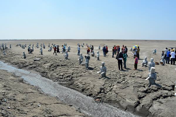 Sejumlah wisatawan melihat seratus patung sisa peringatan 8 tahun semburan lumpur lapindo yang ada area tanggul penahan lumpur Porong, Sidoarjo, Jawa Timur - Antara