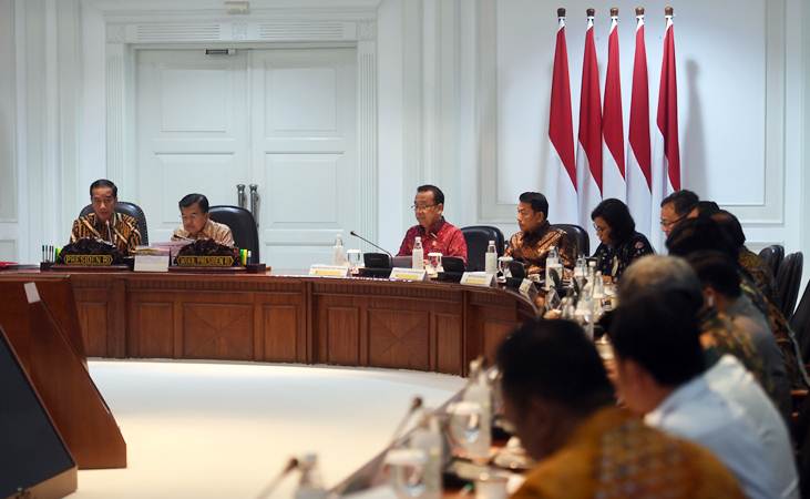 Presiden Joko Widodo (kiri) didampingi Wakil Presiden Jusuf Kalla (kedua kiri) memimpin rapat terbatas membahas tindak lanjut rencana pemindahan ibu kota, di Kantor Presiden, Jakarta, Senin (29/4/2019). - ANTARA/Akbar Nugroho Gumay