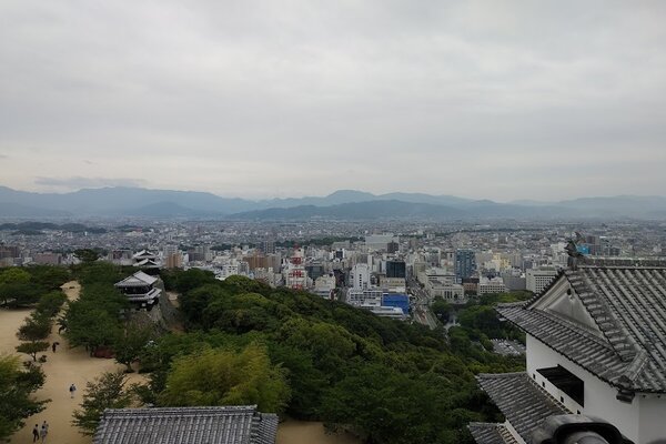 Suasana kota Matsuyama dari atas bukit di kompleks Matsuyama Castle.