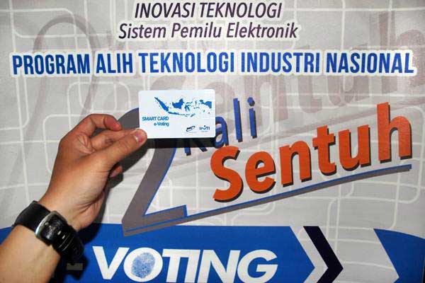 Ilustrasi-Petugas memperlihatkan Kartu Pintar atau Smart Card e-Voting Sistem Pemilu Elektronik, di Bandung, Jawa Barat, Selasa (24/10/2017). - ANTARA/Fahrul Jayadiputra