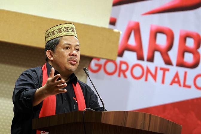 Wakil Ketua DPR Fahri Hamzah (kiri) memberikan sambutan pada kegiatan Orasi dan Dialog Kebangsaan Gerakan Arah Baru Indonesia (GARBI) di Kota Gorontalo, Gorontalo, Minggu (10/2/2019). - ANTARA FOTO/Adiwinata Solihin