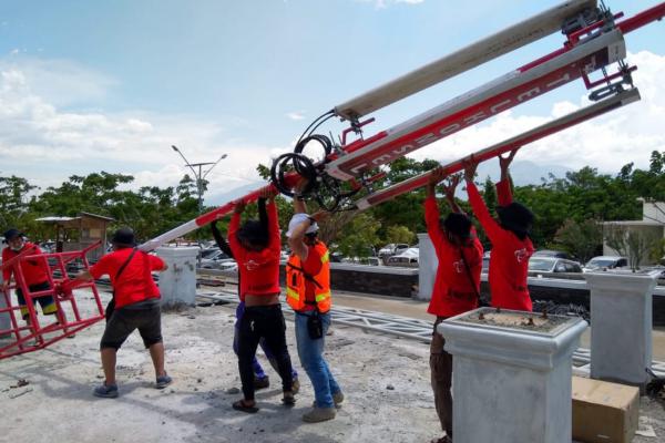 Tim Terra dari Telkomsel melakukan perbaikan pada salah satu base transceiver station (BTS) yang terdampak gempa di Sulawesi Tengah - Telkomsel