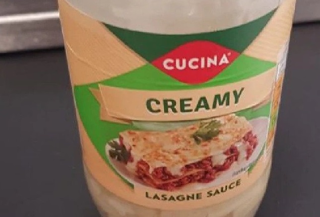 Botol saus pasta yang diduga terkontaminasi bacon.  -  news.com.au