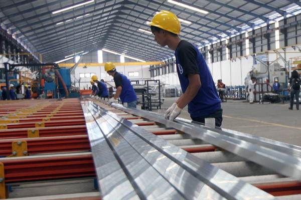 Aktivitas pekerja di pabrik aluminium milik Hyamn Group, di Cirebon, Jawa Barat, Rabu (25/4/2018). - JIBI/Endang Muchtar