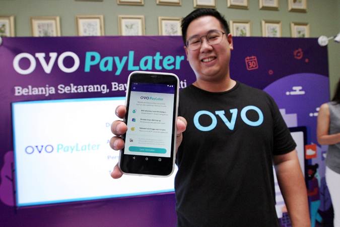 Head of Strategy and Innovation Lab OVO Abraham Viktor  memperkenalkan fitur terbaru OVO PayLater saat peluncurannya di Jakarta, Jumat (10/5/2019). - Bisnis/Dedi Gunawan