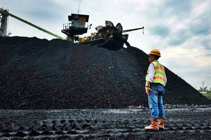 Petugas mengawasi proses penimbunan batu bara di Tambang Air Laya, Tanjung Enim, Sumatra Selatan, Minggu (3/3/2019). - Bisnis/Felix Jody Kinarwan