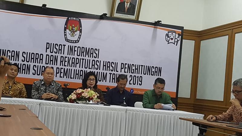 Menteri Kesehatan Nila Moeloek memberikan keterangan pers mengenai jumlah korban meninggal dan sakit pada pelaksanaan Pemilu 2019 di Kantor KPU, Jakarta, Rabu (8/5/2019) - Bisnis/Denis Riantiza M