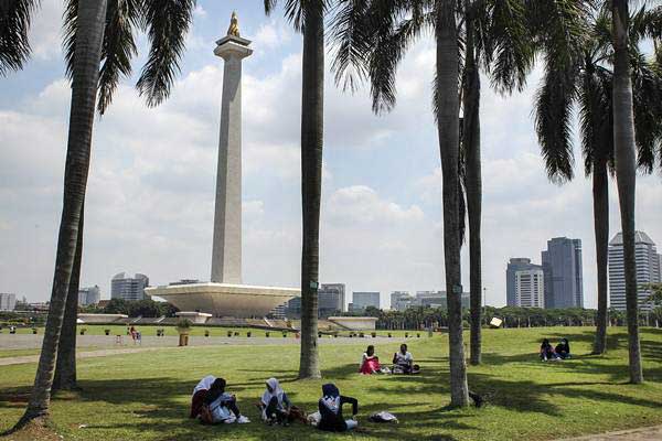 Pengunjung beraktivitasi di taman Monumen Nasional (Monas), Jakarta, Kamis (13/12/2018). - ANTARA/Dhemas Reviyanto