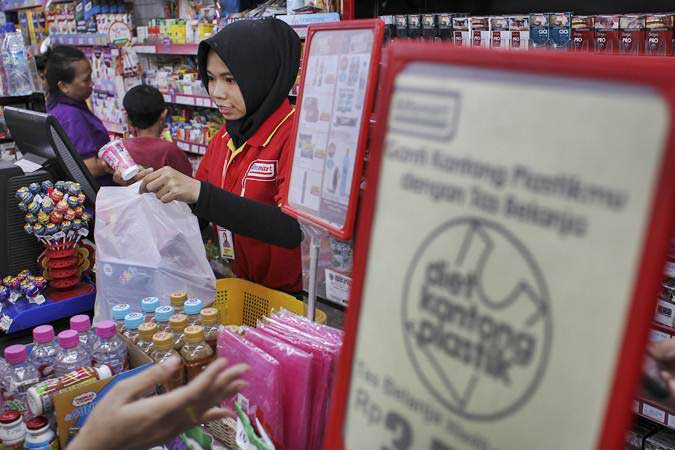Pramuniaga memasukkan barang yang telah dibeli konsumen ke dalam kantong plastik di salah satu mini market di kawasan Jakarta Timur, Jumat (1/3/2019). - ANTARA/Dhemas Reviyanto