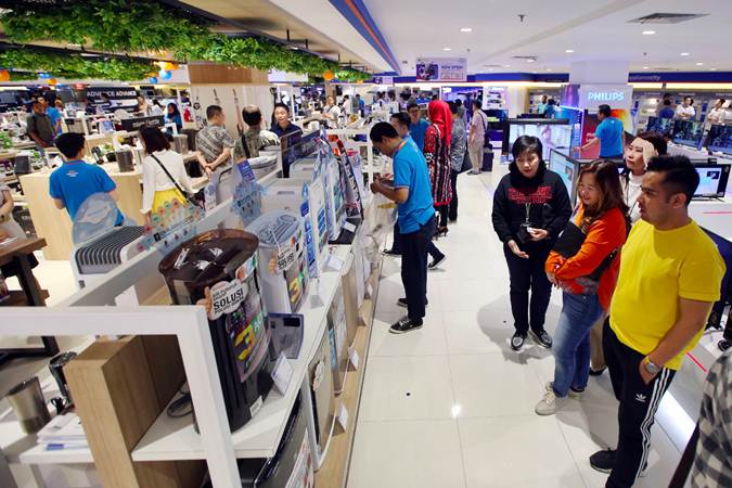 Pengunjung mengamati barang elektronik yang dipajang toko Electronic City Indonesia, di KotaKasablanka, Jakarta, Jumat (29/3/2019). - Bisnis/Abdullah Azzam