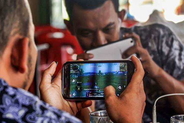 Warga bermain game online di Lhokseumawe, Provinsi Aceh, Kamis (3/1/2019). Organisasi Kesehatan Dunia (WHO) mengumumkan kecanduan game digital sebagai penyakit gangguan mental, masuk kedalam daftar 