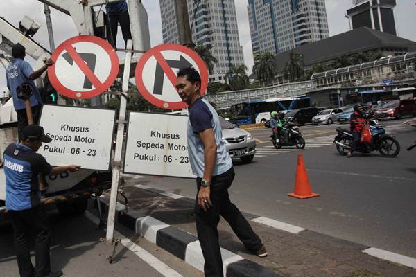 Ilustrasi - Petugas Dinas Pehubungan DKI Jakarta menurunkan rambu larangan kendaraan roda dua di sepanjang Jalan MH Thamrin, Jakarta, Rabu (10/1). - JIBI/Endang Muchtar