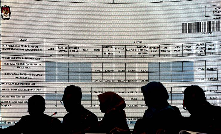 Petugas melakukan penghitungan dalam Rapat Pleno Rekapitulasi Hasil Penghitungan dan Perolehan Suara Tingkat Nasional Dalam Negeri dan Penetapan Hasil Pemilu 2019 di kantor KPU, Jakarta, Rabu (15/5/2019). - ANTARA/Aprillio Akbar