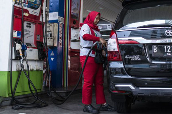 Petugas mengisi bahan bakar minyak (BBM) jenis solar pada kendaraan di SPBU Coco, Kuningan, Jakarta, Jumat (31/8/2018). Pemerintah melalui badan usaha penyedia BBM dan produsen bahan bakar nabati menerapkan program pelaksanaan kewajiban pencampuran penggunaan biodiesel sebanyak 20 persen pada BBM segera dilaksanakan mulai Sabtu (1/9/2018). - Antara/Aprillio Akbar