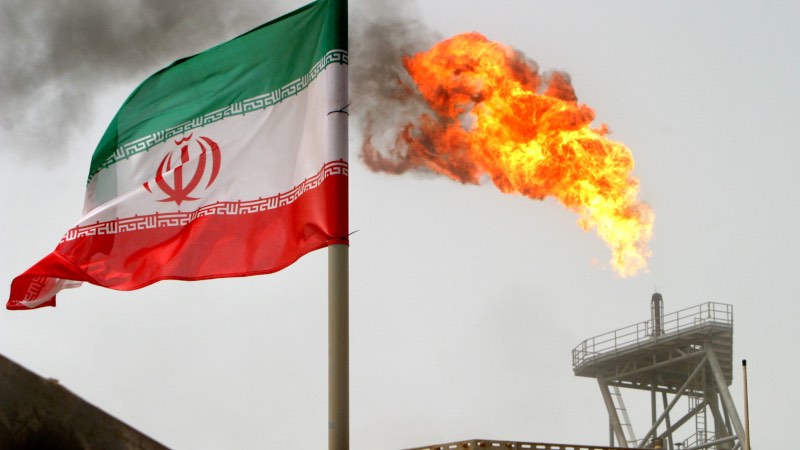 Bendera Iran berkibar di lapangan minyak Soroush di Teluk Persia, Iran, Senin (25/7/2005), - Reuters/Raheb Homavandi