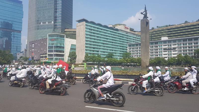 Ratusan pengendara motor mengenakan pakaian serba putih, sorban, dan peci berwarna putih mengitari Bundaran Hotel Indonesia, Rabu (22/5/2019). JIBI/Bisnis - Lalau Rahardian