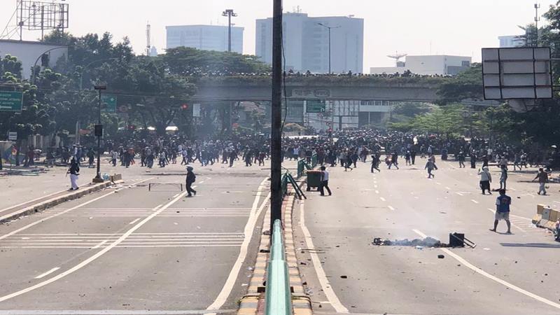 Sejumlah anggota Polri mulai menembaki massa aksi dengan peluru karet dan gas airmata karena puluhan massa mulai mengepung Polsek Metro Gambir, Rabu (22/5/2019). JIBI/Bisnis - Sholahuddin Al Ayyubi