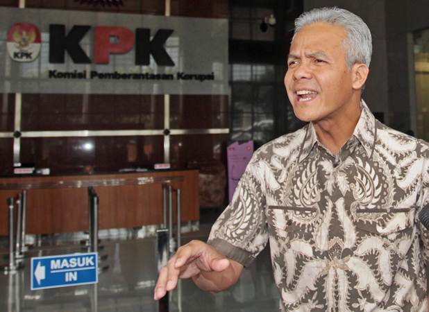 Gubernur Jawa Tengah Ganjar Pranowo menjawab pertanyaan wartawan saat meninggalkan gedung KPK usai menjalani pemeriksaan di Jakarta, Jumat (10/5/2019). - ANTARA/Reno Esnir 