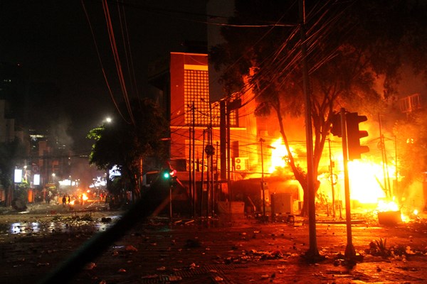 Sebuah pos polisi terbakar saat pengunjuk rasa terlibat bentrok dengan aparat pada aksi massa 22 Mei terkait hasil Pemilihan Presiden 2019, di kawasan Jalan MH. Thamrin, Jakarta, Rabu (22/5/2019) malam. -  ANTARA FOTO/ Risky Andrianto