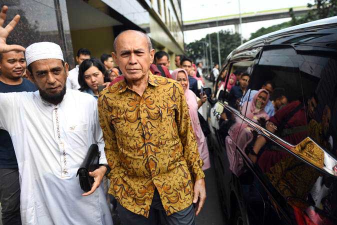 Mayor Jenderal TNI Purn Kivlan Zen (kanan) berjalan meninggalkan Bareskrim Polri usai menjalani pemeriksaan di Jakarta, Senin (13/5/2019). - ANTARA/Akbar Nugroho Gumay