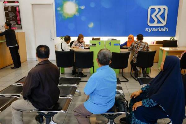 Layanan nasabah di kantor cabang pembantu Bank Rakyat Indonesia (BRI) Syariah di Jakarta, Rabu (3/1/2019). - Bisnis/Felix Jody Kinarwan