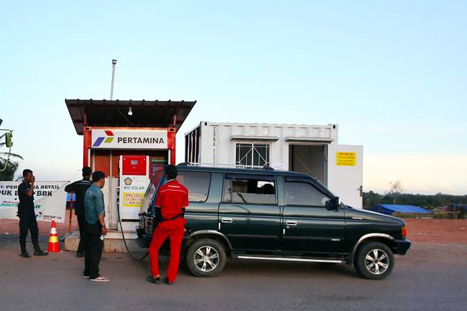 Petugas melakukan pengisian bahan bakar minyak ke kendaraan di rest rrea KM 116 jalan tol Bakauheni-Terbanggi Besar, Lampung, Sabtu (4/5/2019). - Bisnis/Abdullah Azzam 