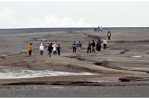 Sejumlah wisatawan mengunjungi kawasan lumpur Lapindo. - Bisnis.dok.