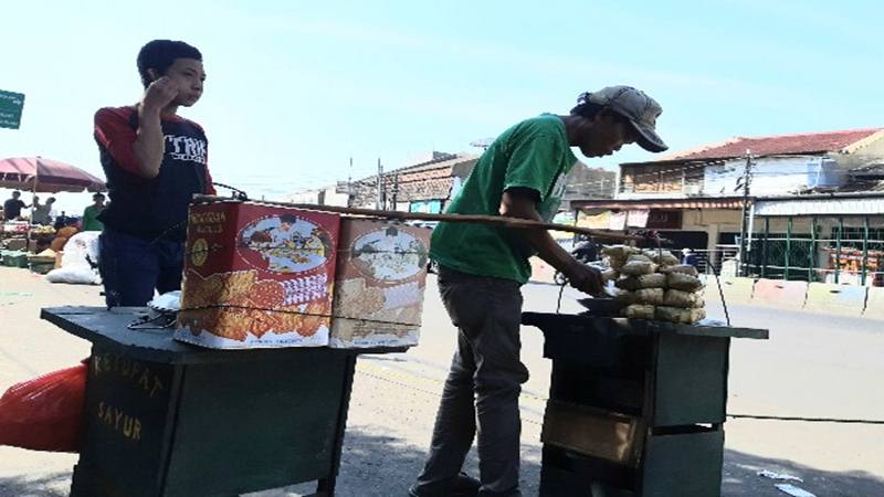  Penjual Ketupat Sayur  dan Petugas Keamanan Stasiun Tetap 