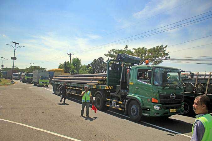Sejumlah truk melintas di jalur pantura Arjawinangun, Cirebon, Jawa Barat, Jumat (24/5/2019). - ANTARA/Dedhez Anggara