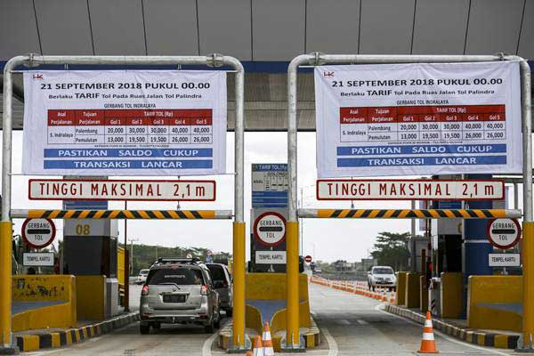 Kendaraan melewati gerbang tol Indralaya di tol Palembang-Indralaya (Palindra), Ogan Ilir (OI), Sumatera Selatan, Kamis (20/9/2018). - ANTARA/Nova Wahyudi