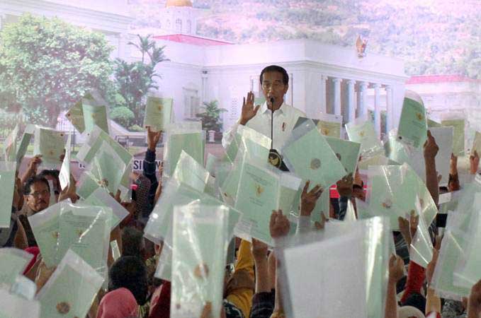 Presiden Joko Widodo memberikan sambutan saat acara sertifikat tanah. - ANTARA/Yulius Satria Wijaya