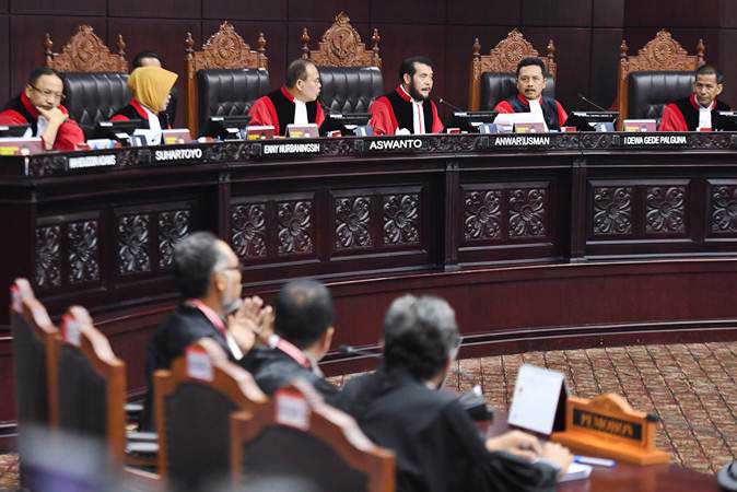Ketua Mahkamah Konstitusi Anwar Usman (ketiga kanan) bersama hakim konstitusi lainnya memimpin sidang lanjutan Perselisihan Hasil Pemilihan Umum (PHPU) Pilpres 2019 di Gedung Mahkamah Konstitusi, Jakarta, Selasa (18/6/2019). - ANTARA/Hafidz Mubarak A