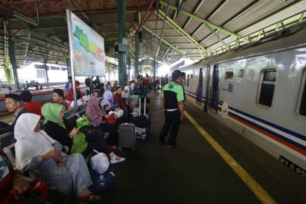 Ilustrasi - Penumpang menunggu kereta api di Stasiun Gambir, Jakarta, Rabu (29/11/2017). - ANTARA/Rivan Awal Lingga