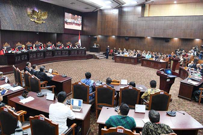 Suasana sidang lanjutan Perselisihan Hasil Pemilihan Umum (PHPU) Pilpres 2019 di gedung Mahkamah Konstitusi, Jakarta, Selasa (18/6/2019). - ANTARA/Hafidz Mubarak A