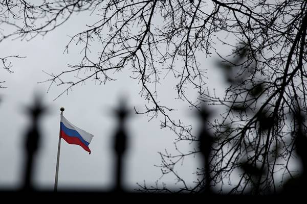 Bendera Rusia berkibar di puncak gedung Konsulat Jenderal Rusia di Seattle, Washington Amerika Serikat, 26 Maret 2018. - Reuters
