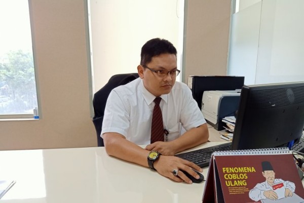 Juru Bicara Mahkamah Konstitusi Fajar Laksono duduk di meja kerjanya mengamati layar kaca monitor komputer di Gedung MK, Jakarta Pusat, Senin (24/6/2019. (ANTARA - Andi Firdaus)  