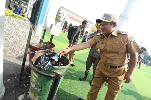 Wakil Wali Kota Bandung, Yana Mulyana, membuang sampah di tempat sampah umum Alun-alun Kota Bandung, Senin (24/6/2019). Bisnis.com -  Dea Andriayawan.