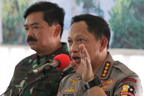 Kapolri Jenderal Pol. Tito Karnavian (Kanan) dan Panglima TNI Marsekal TNI Hadi Tjahjanto (kiri). (Antara - Jojon)  
