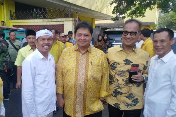 Ketua DPD Golkar Jawa Barat Dedi Mulyadi (kiri) mendampingi Ketua Umum Partai Golkar Airlangga Hartarto (tengah). Bisnis.com -  Wisnu Wage
