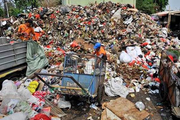Pekerja memilah sampah di Tempat Pembuangan Sampah Sementara kawasan Sunter, Jakarta, Selasa (3/11). - Antara