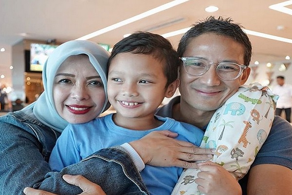 Sandiaga Uno (kanan) bersama anak bungsu dan istrinya - Instagram @sandiuno
