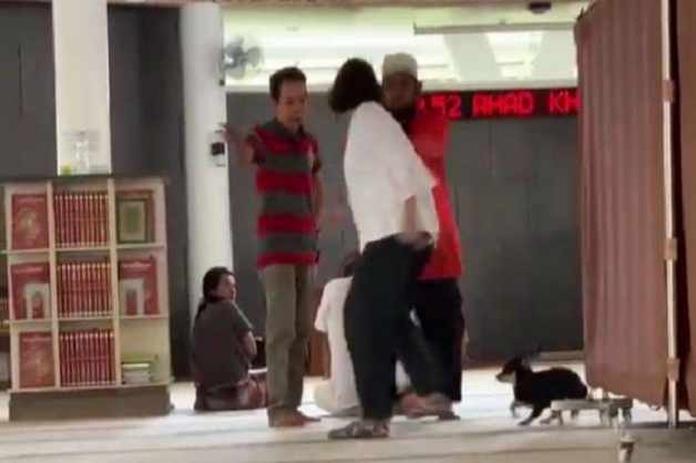 Wanita yang Membawa Anjing ke Masjid Terancam Pasal Penistaan Agama
