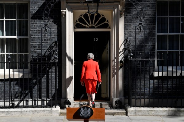 Perdana Menteri (PM) Inggris Theresa May meninggalkan lokasi konferensi pers setelah memberikan pernyataan tentang pengunduran dirinya di London, Inggris, Jumat (24/5/2019). - Reuters/Toby Melville