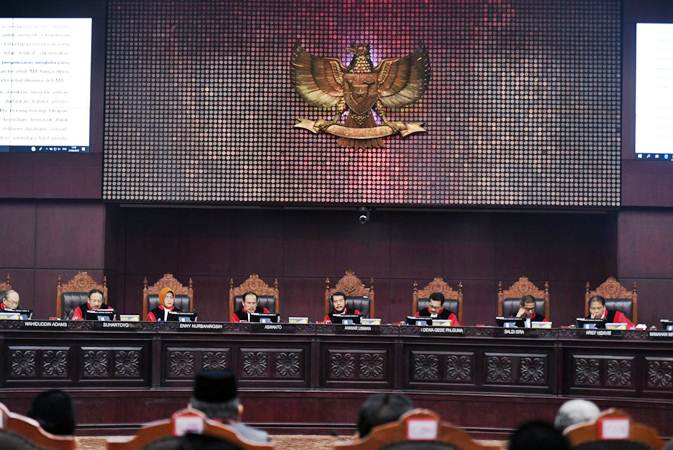 Majelis Hakim MK membacakan putusan sidang Perselisihan Hasil Pemilihan Umum (PHPU) Presiden dan Wakil Presiden 2019 di Gedung Mahkamah Konstitusi, Jakarta, Kamis (27/6/2019). - ANTARA/Hafidz Mubarak 