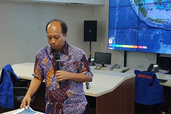 Kepala Pusat Data dan Informasi dan Hubungan Masyarakat Badan Nasional Penanggulangan Bencana (BNPB)  Sutopo Purwo Nugroho saat memberikan update kondisi gempa Lombok Timur di kantor BNPB, Jakarta, (31/7/2018). - Bisnis / Muhammad Ridwan