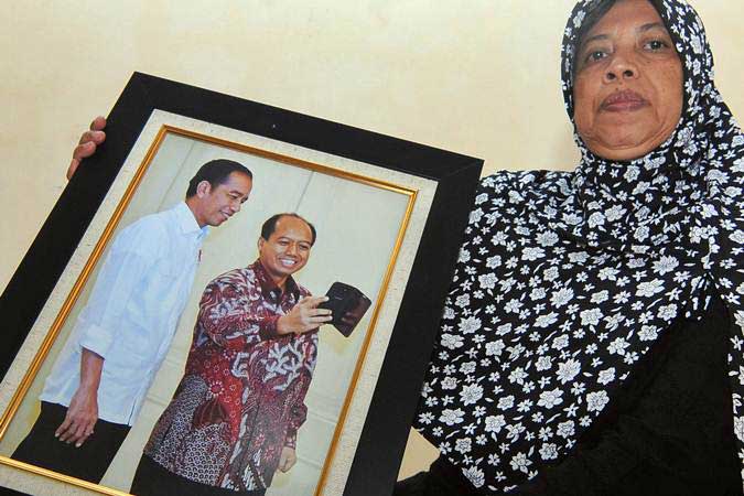 Keluarga menunjukkan foto kenangan Kepala Pusat Data Informasi dan Humas BNPB Sutopo Purwo Nugroho saat bersama Presiden Joko Widodo di Boyolali, Jawa Tengah, Minggu (7/7/2019). - ANTARA/Aloysius Jarot Nugroho
