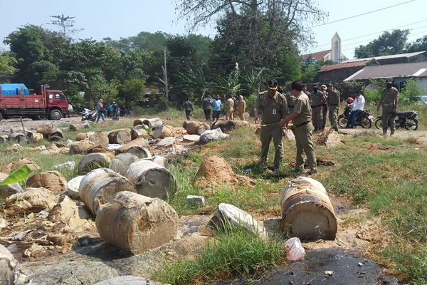  Limbah Kimia  Dibuang di Bantaran Kali Simongan Semarang